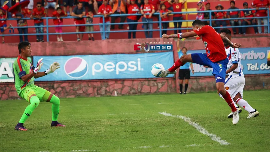 Blas Pérez tuvo su debut en Guatemala con los rojos de Municipal