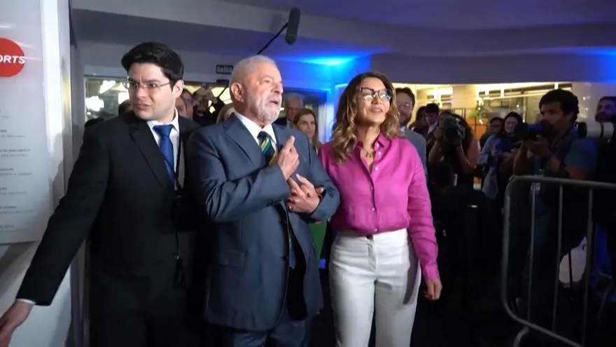 Bolsonaro y Lula cruzan ataques en primer cara a cara hacia balotaje en Brasil