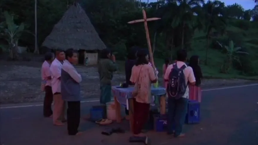 Miembros de iglesia Mama Tatda cierran vías en Bocas del Toro