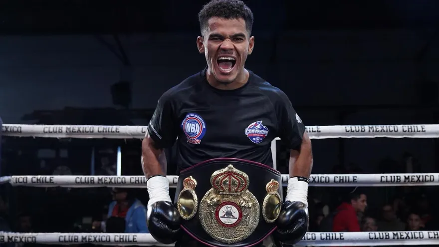 José 'El Magnífico' Núñez posa con el cinturón de campeón continental superligero, avalado por la AMB