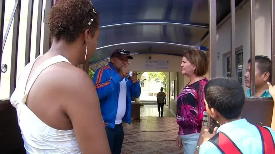 Estudiantes se quedan fuera por llegar tarde