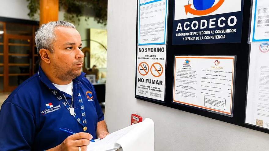 Agente de Acodeco verificando el cumplimiento de la Ley 6 en restaurantes