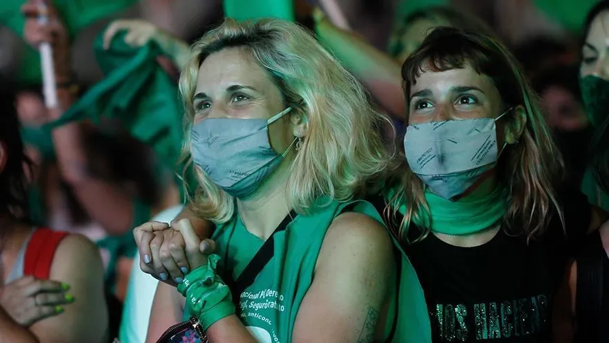 Mujeres festejan la aprobación de la ley de aborto legal y seguro, el 30 de diciembre de 2020 en Buenos Aires
