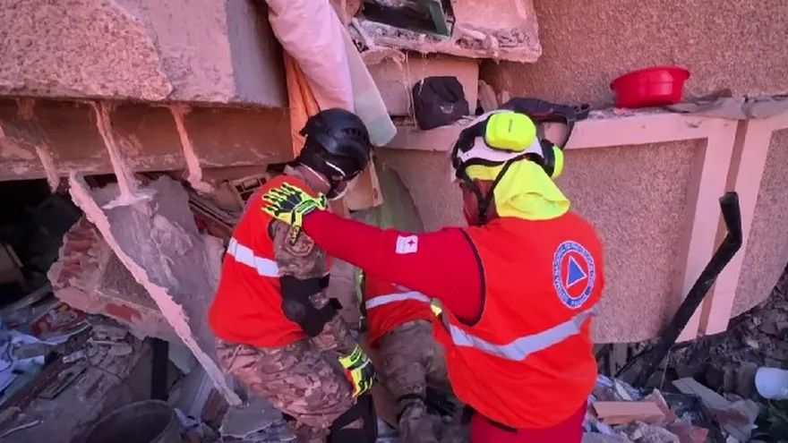 Rescatistas panameños intensifican labores de búsqueda tras los terremotos en Venezuela