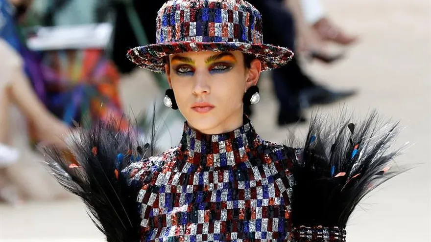 Modelo presenta las creaciones de Alta Costura de la colección otoño/invierno 2017/2018 del diseñador Karl Lagerfeld para la firma Chanel durante la Semana de la Moda de París, en Francia, el pasado 4 de julio de 2017.