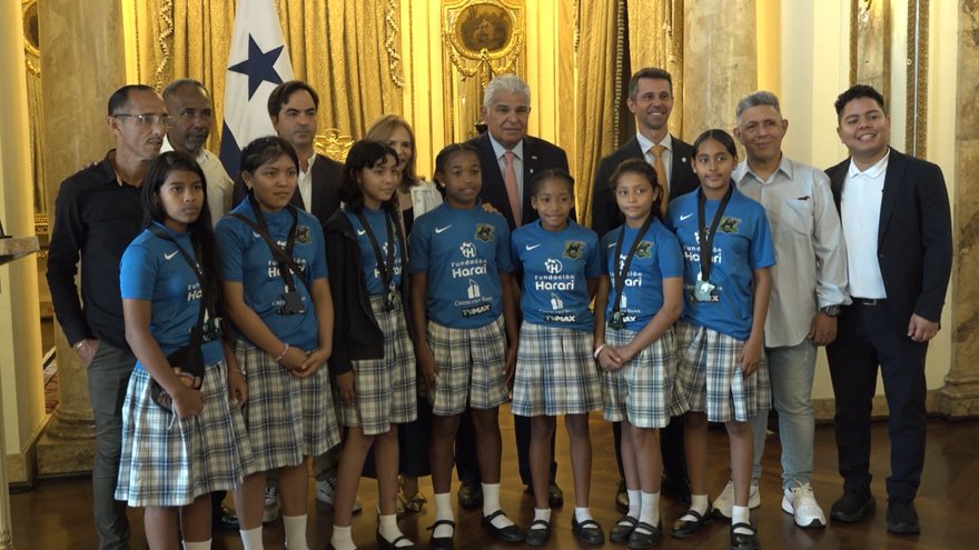Integrantes del equipo sub-12 femenino del Valle de Urracá, San Miguelito, junto al presidente José Raúl Mulino (c) y algunas autoridades gubernamentales