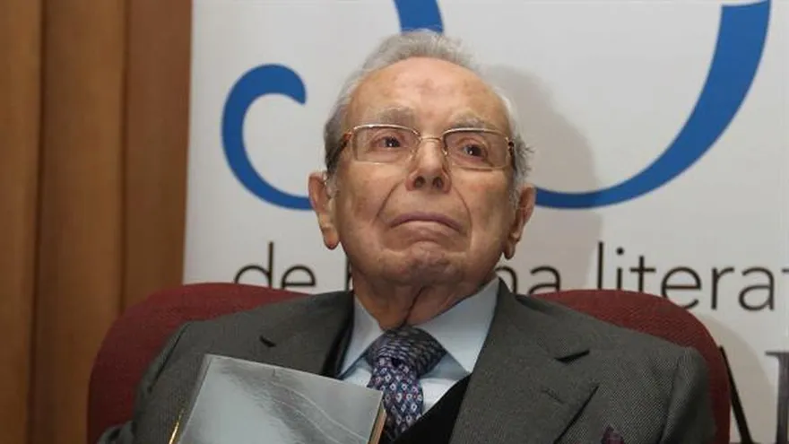 Fotografía de archivo del 23 de septiembre de 2014 que muestra al diplomático peruano Javier Pérez de Cuellar durante la presentación de su novela "Los Andagoya"