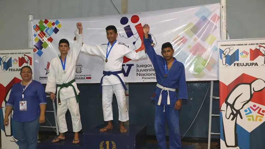 El veragüense Cristian Méndez (c) fue uno de los ganadores de medallas