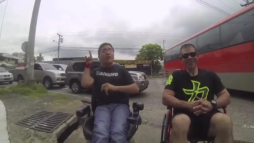 Juanpi recorre vías con Rolo De León en sillas de rueda