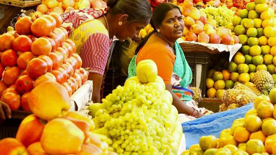 Vendedoras de frutas en su puesto en un mercado de Bangalore, la India.