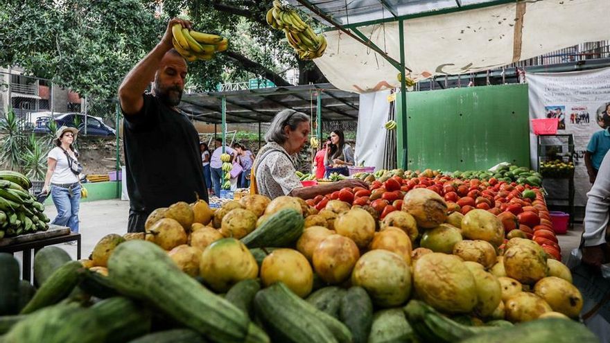 Los grupos que presentaron disminuciones en el IPC de octubre respecto a septiembre pasado fueron alimentos y bebidas no alcohólicas (-0,3 %); bebidas alcohólicas y tabaco, y restaurantes y hoteles, ambos con - 0,2 %; muebles, artículos para el hogar y para la conservación ordinaria del hogar, y salud, ambos con -0, 1 %.