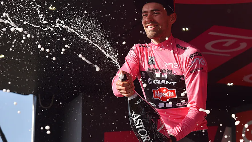 Dumoulin celebra tras recuperar el jersey de líder.
