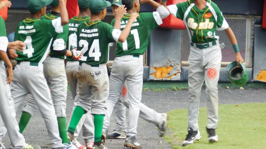 Jugadores del equipo Sub 13-14 de Panamá Oeste se felicitan durante el juego ante Chiriquí Occidente