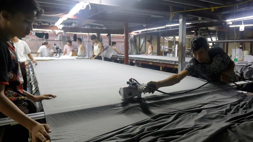 Varios empleados trabajan en una fábrica textil en Shwe Pyi Thar, Rangún, Birmania.