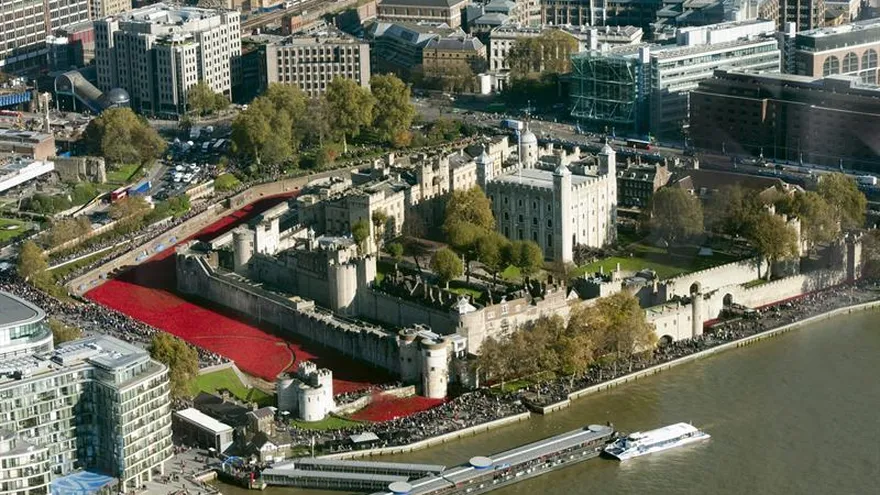 Vista aérea de miles de amapolas de cerámica que han sido colocadas en la fosa seca de la Torre de Londres en Londres, Reino Unido.