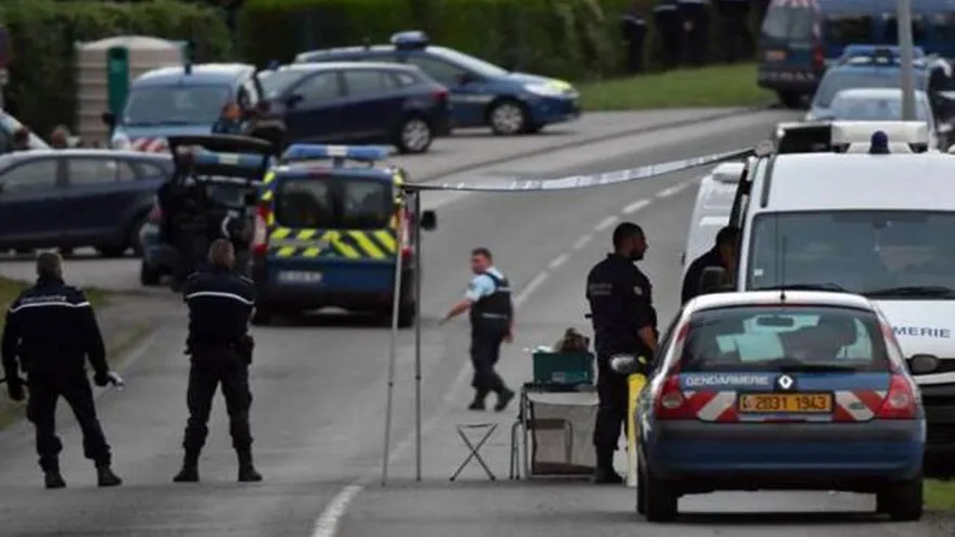 Varios heridos en tiroteo frente a mezquita en Francia