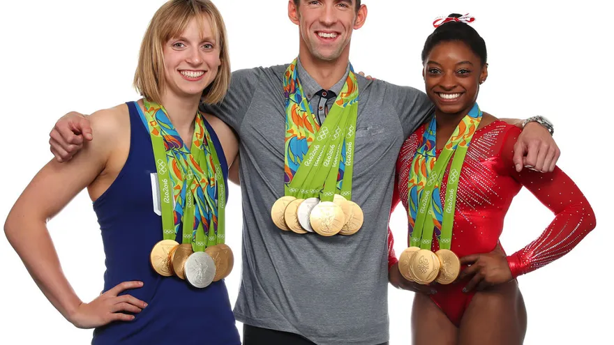 De izquierda a derecha: Katie Ledecky, Michael Phelps y Simone Biles, medallistas olímpicos estadounidenses