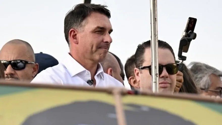 Hijo de Bolsonaro sugiere que EEUU bombardee lanchas de narcos en Brasil