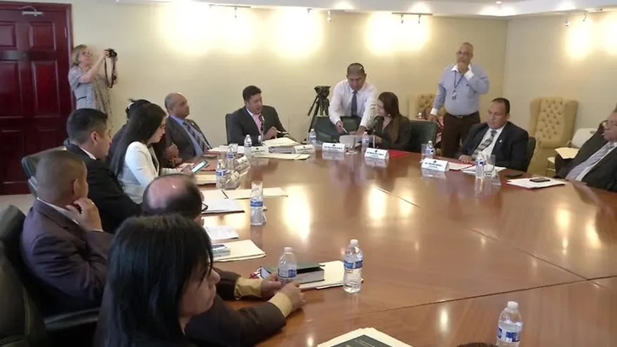 Posponen debatir denuncias contra Ayú Prado