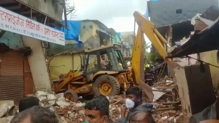 Una decena de muertos al derrumbarse un edificio en Bombay