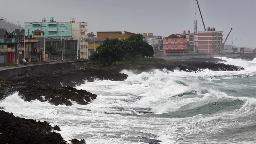Vista del malecón de la ciudad de Baracoa hoy, martes 04 de octubre, en Guantánamo (Cuba). El "extremadamente peligroso" huracán de categoría 4 Matthew, que presenta vientos máximos sostenidos de 145 millas (230 km/h).