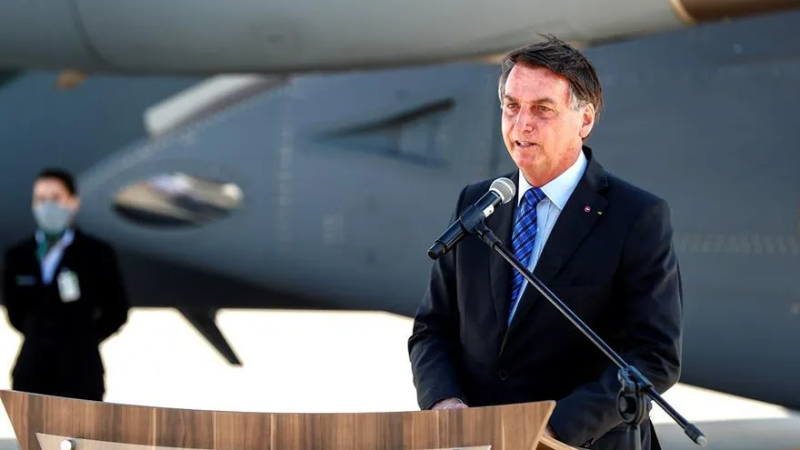 En la imagen el presidente de Brasil, Jair Bolsonaro (d).