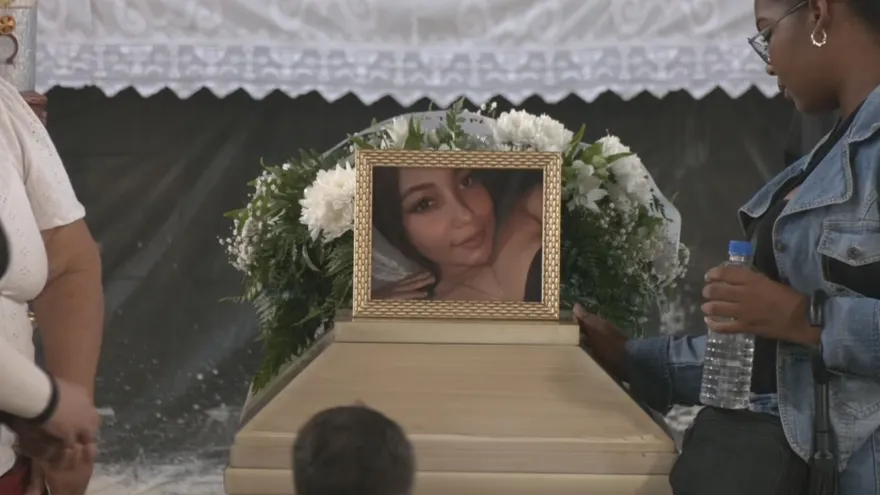 Ceremonia de despedida de Laritza Jiménez, la joven madre que falleció por presunta negligencia médica en el Hospital Nicolás A. Solano
