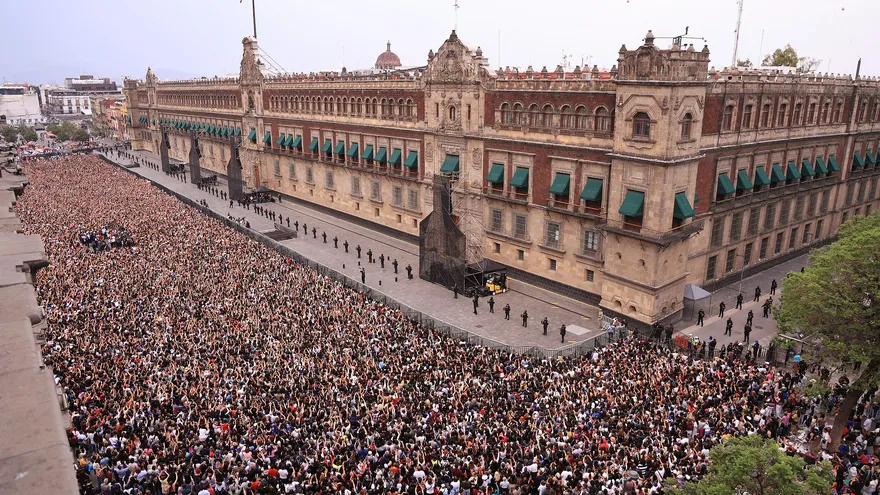 Fans de BTS congregados en el Zócalo, Ciudad de México