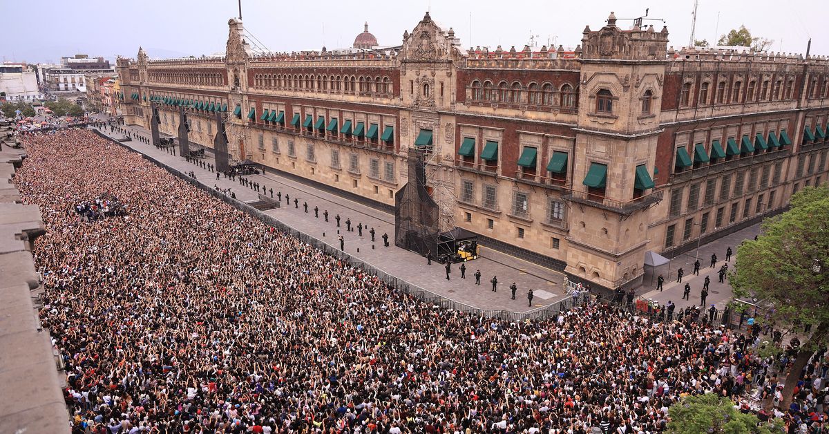 Unos 50,000 fans se congregaron en el Zócalo de México para saludar a BTS