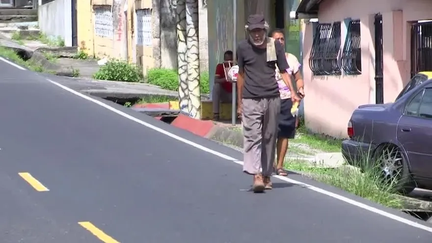 Peligro en San Miguelito por falta de aceras