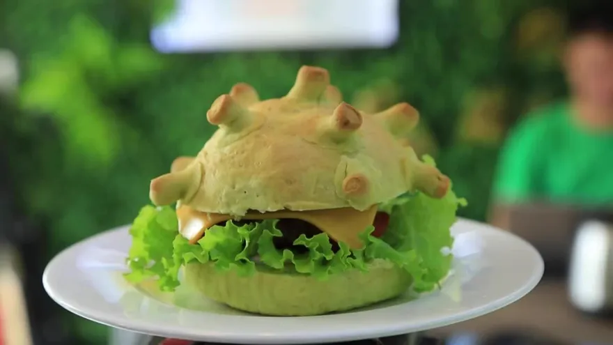 La 'coronaburger' es la estrella de un restaurante en Vietnam.