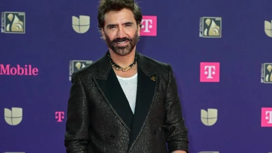 Alejandro Fernández Sparks Concern Over Greenish Tongue During Concert