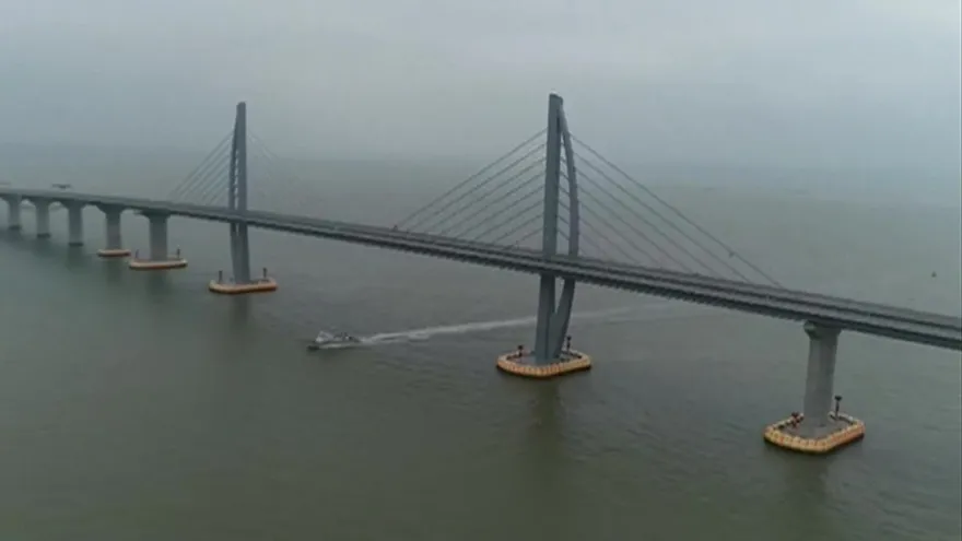 China abre el puente marítimo más largo del mundo con crítica desde Hong Kong