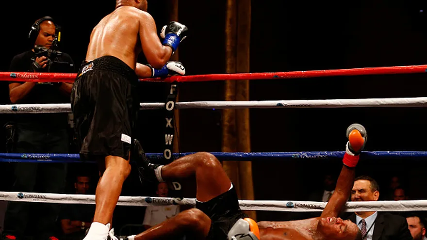 Jones Jr. noqueó a Watkins en Connecticut