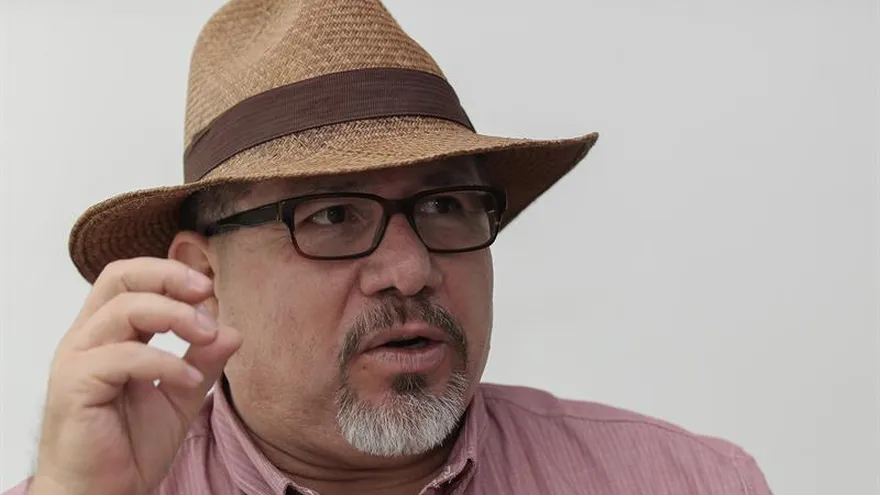 Fotografía de archivo del 5 de octubre de 2016, del escritor mexicano Javier Valdez durante una entrevista con Efe en Ciudad de México, México.