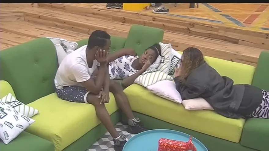 Los chicos comentan que Kathy está operada.