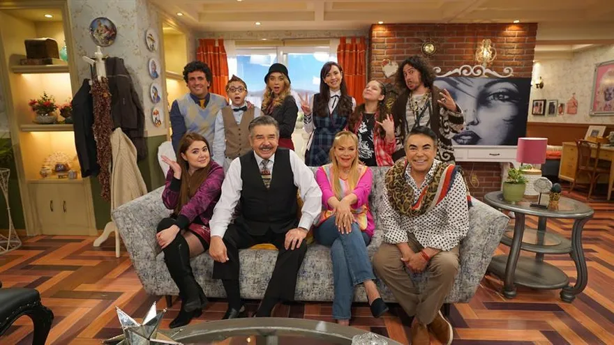 Fotografía cedida por el Grupo Televisa del elenco del programa "Una familia de diez" mientras posan en Ciudad de México (México)