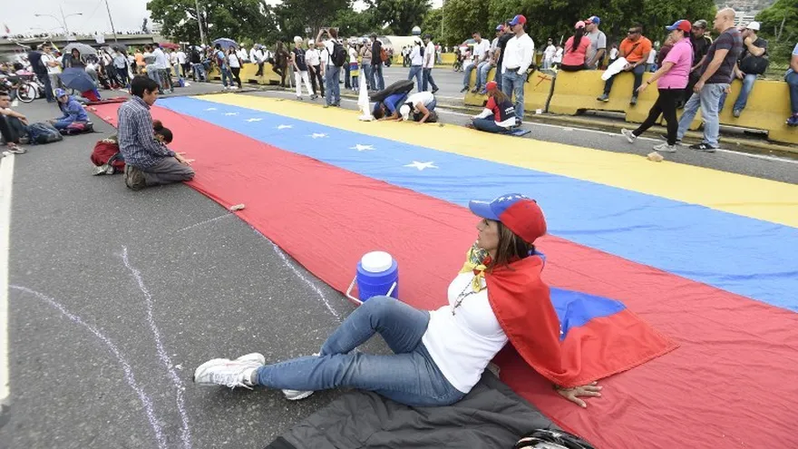 Manifestantes opuesto a Nicolás Maduro cierran calles en Caracas.