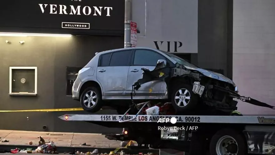 Un vehículo desconocido está siendo retirado del lugar tras atropellar a una multitud en Hollywood la madrugada del 19 de julio de 2025, hiriendo a 28 personas, según el Departamento de Bomberos de Los Ángeles. Más de 100 bomberos acudieron al lugar en East Hollywood, asistiendo a tres pacientes en estado crítico, seis en estado grave y 19 en estado estable, informó el Departamento de Bomberos.