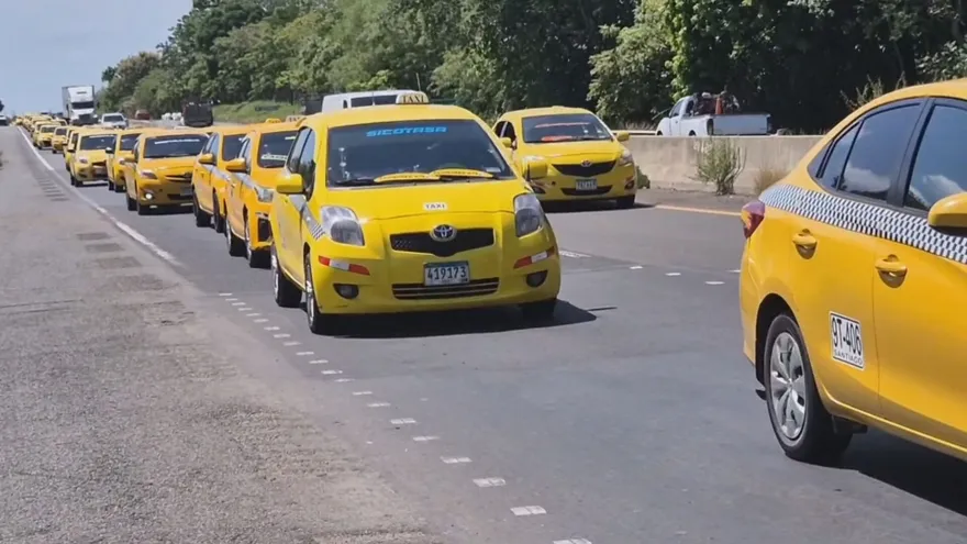 Representantes de las cuatro organizaciones de taxistas de Veraguas realizaron una caravana hasta la sede de la Autoridad del Tránsito y Transporte Terrestre (ATTT) en Santiago para entregar un pliego de peticiones. Los transportistas aseguran que las plataformas digitales operan en condiciones que generan una competencia desigual y solicitaron una regulación que establezca las mismas exigencias para todos los prestadores del servicio.