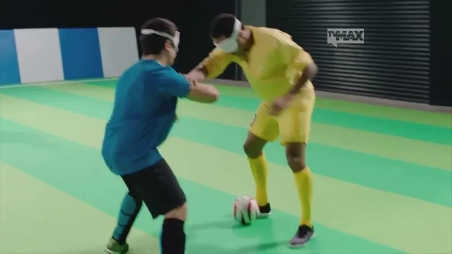 Neymar Jr. se vendó los ojos y cumplió el reto ante equipo invidente