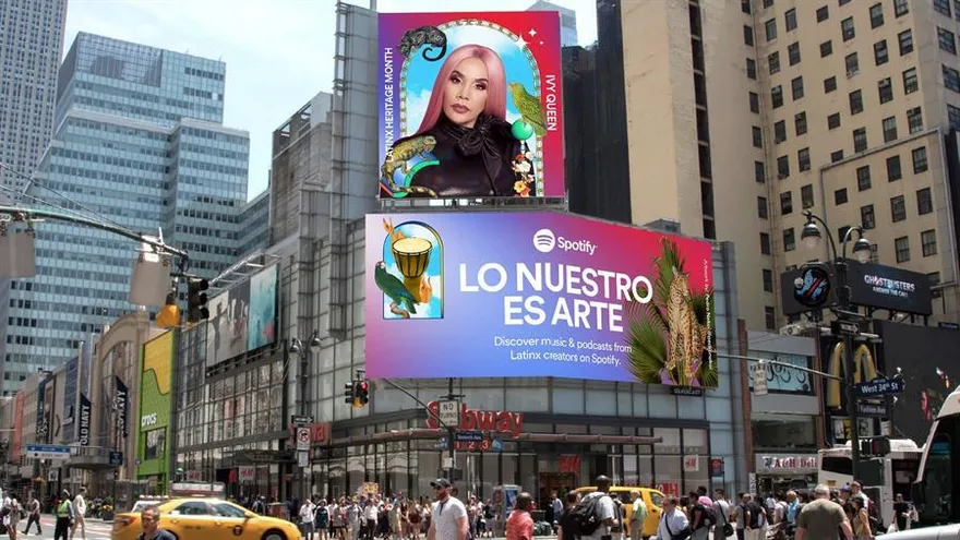 Fotografía cedida por Spotify que muestra una valla publicitaria en Estados Unidos. La plataforma musical Spotify anunció este lunes el lanzamiento de la campaña "Lo Nuestro es Arte" para celebrar el "Mes de la Herencia Latinx".