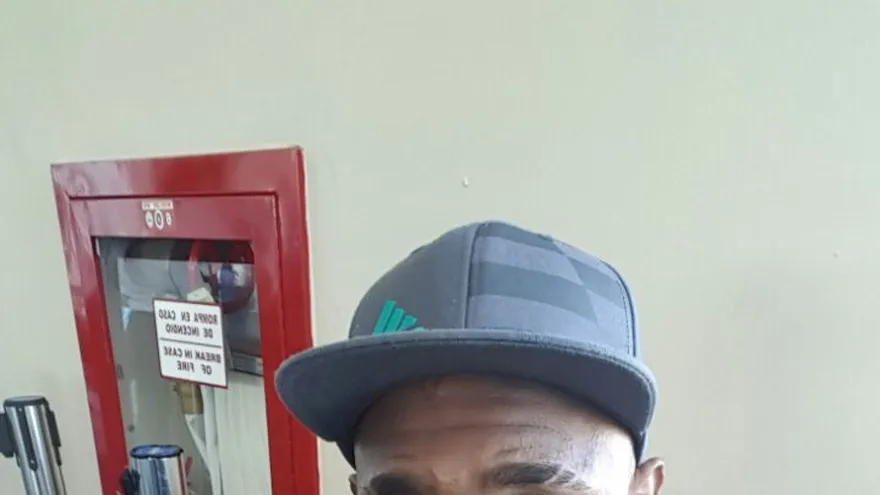 Luis Tejada, antes de salir hacia Lima, Perú, para unirse al Universitario de Deportes.