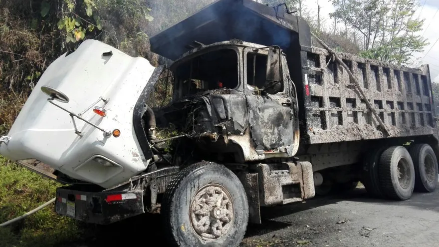 Se incendia camión en vía hacia Volcán