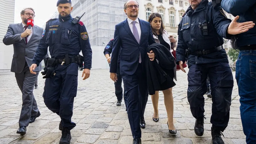 El canciller designado de Austria Alexander Schallenberg (C) después de una reunión con el presidente del país en Viena este domingo.