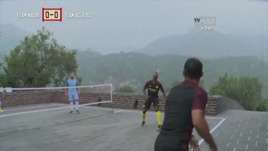 Jugadores del Manchester City jugaron fútbol tenis en la Muralla China