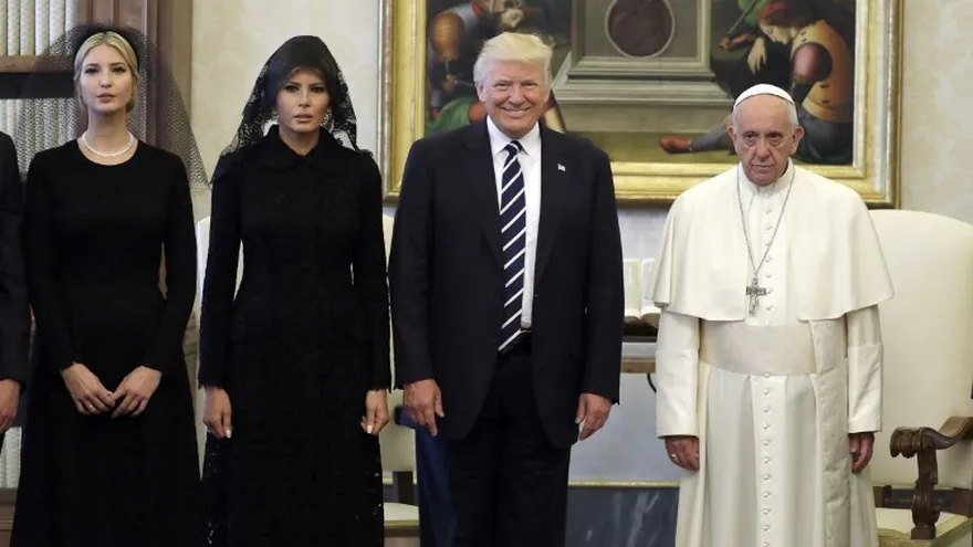 La hija Ivanka Trump (1-i), la primera dama Melania Trump (2-i), el presidente de Estados Unidos Donald Trump (c) y el  papa Francisco (d), durante su visita en el Vaticano.