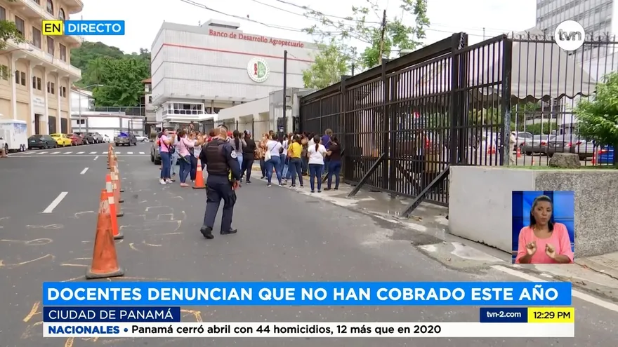 Docentes protestan en los predios de la Asamblea Nacional