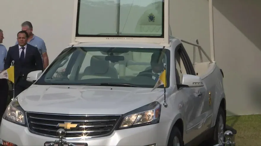 Perú presenta un papamóvil modificado que usará Francisco