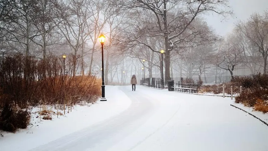 Una persona camina por el Battery Park en Nueva York, Estados Unidos, hoy, 4 de enero de 2018. La ola de frío que bate récords históricos y asola a Estados Unidos en las últimas fechas avanza sobre el territorio del país y se ha cobrado la vida de al menos 11 personas en las últimas horas.